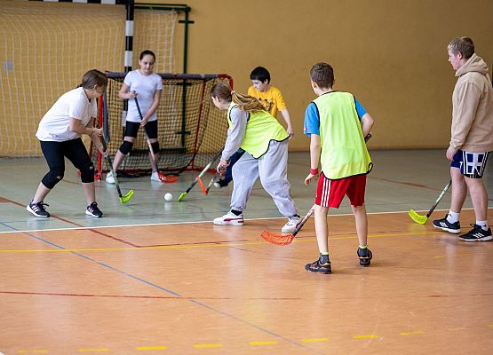 Dzieci grają w unihokeja