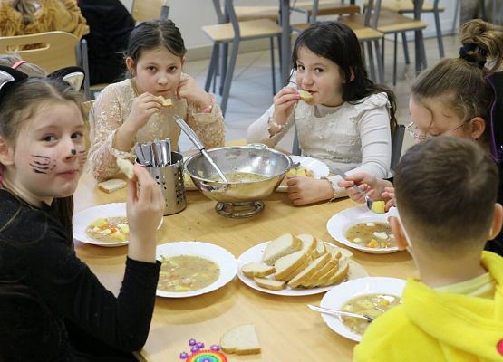 Dzieci jedzą obiad