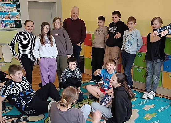 Dzieci podczas zabawy w gorącego ziemniaka