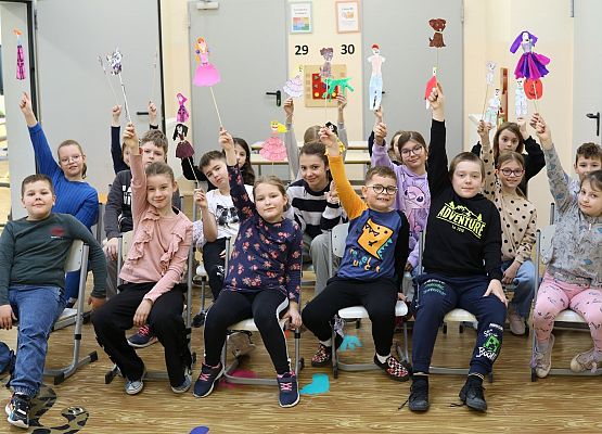 Dzieci prezentują kukiełki do teatrzyku