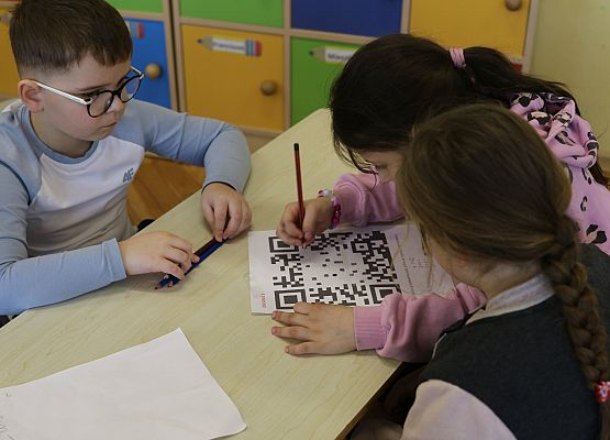 Dzieci rozwiązują zadania