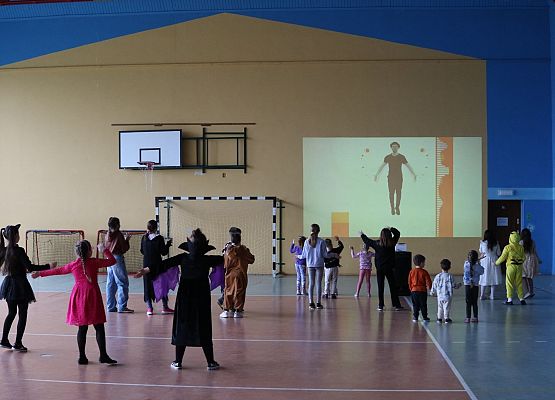 Dzieci Dzieci tańczą zumbę na sali gimnastycznej