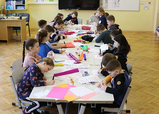 Dzieci wykonują prace plastyczne