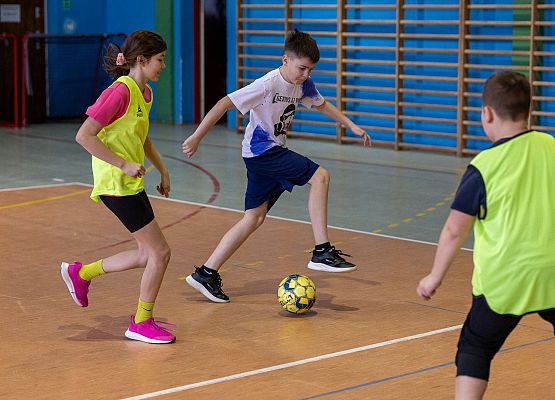 Uczniowie grają w piłkę nożną