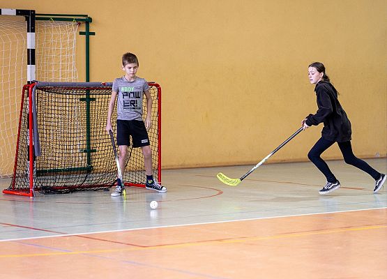 Uczniowie grają w unihokeja