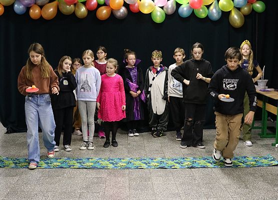 zabawa podczas imprezy karnawałowej na zakończenie ferii