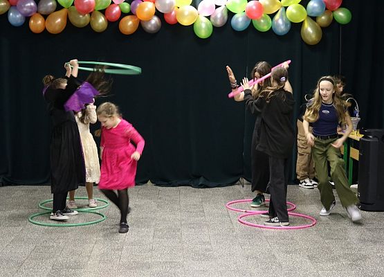 zabawa podczas imprezy karnawałowej na zakończenie ferii