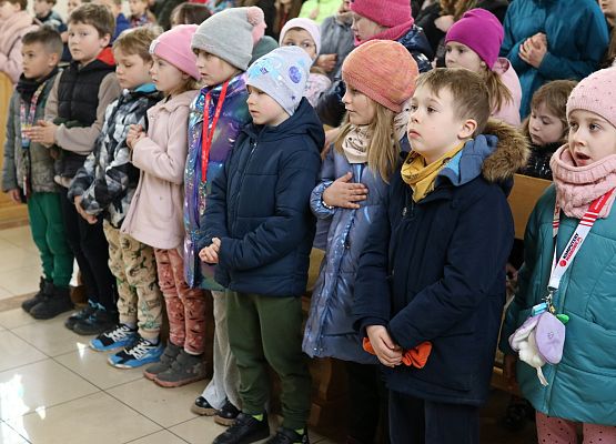 uczniowie w czasie rekolekcji w kościele