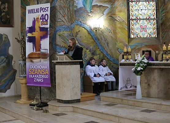 uczennica czyta słowo Boże