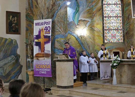 Ksiądz czyta Ewangelię