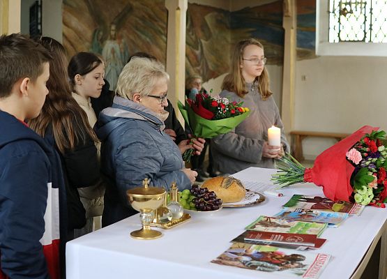 uczniowie przygotowują się do procesji darów