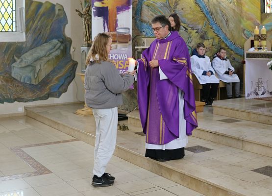 uczennica w procesji darów