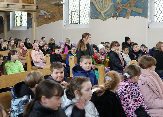 uczennica w procesji darów