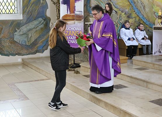 uczennica w procesji darów