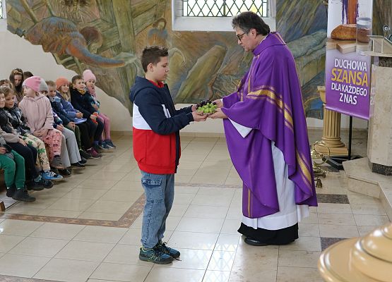 uczeń w procesji darów