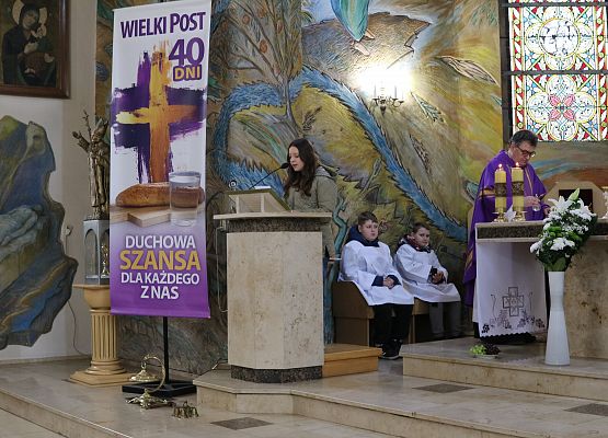 uczennica czyta modlitwę powszechną