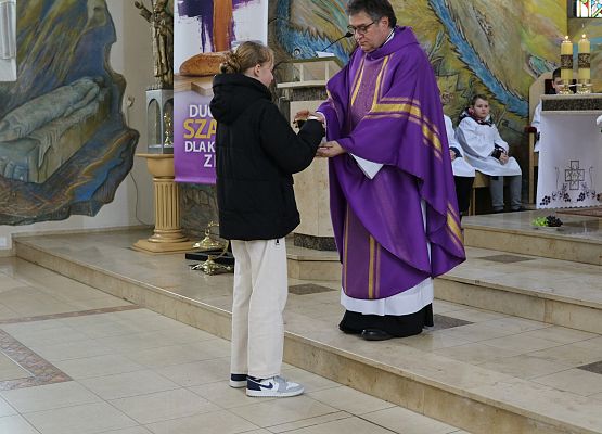 uczennica w procesji darów