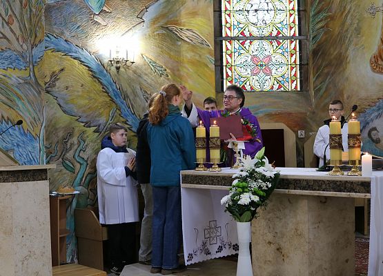 Rekolekcjonista błogosławi uczniów