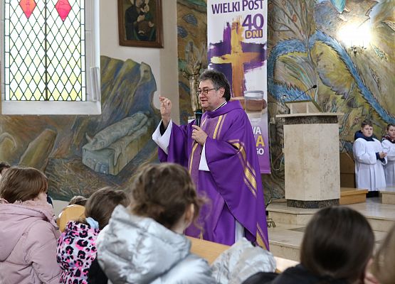 Ksiądz przemawia do uczniów