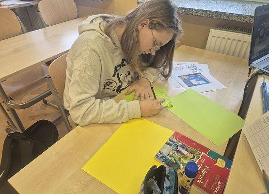 uczennica wykonuje zadanie