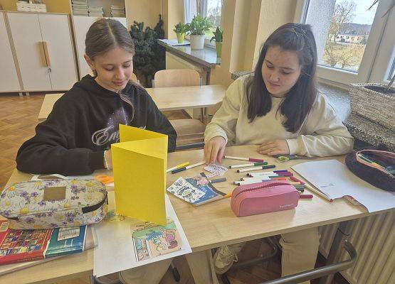 uczennice wykonują zadanie