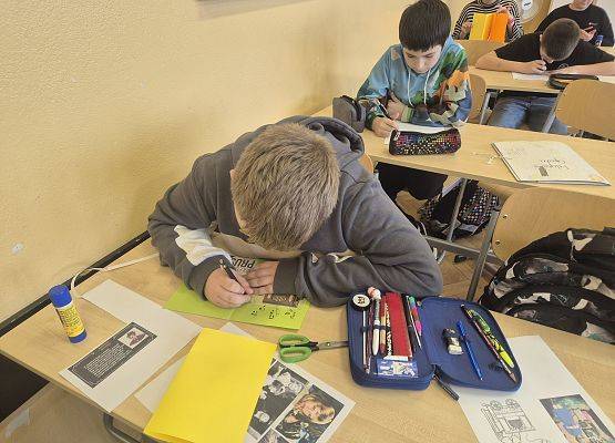 uczniowie wykonują zadanie