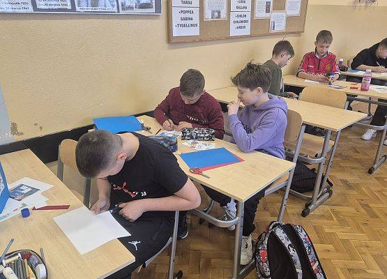 uczniowie wykonują zadanie