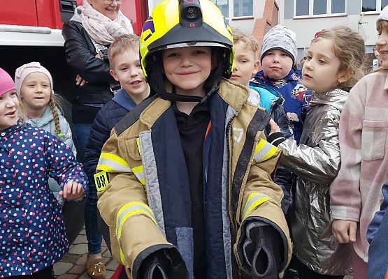 uczeń ubrany w strój strażacki