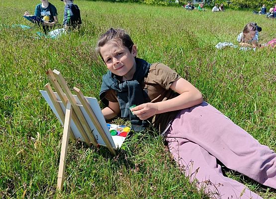 uczeń malujący w plenerze