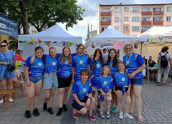 zdjęcie grupowe uczniów i nauczycieli