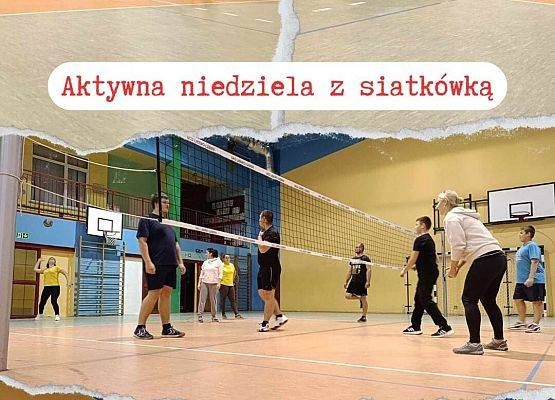 dzieci i rodzice grają w piłkę siatkową