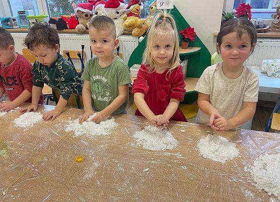 dzieci uczestniczą w zajęciach kreatywnych