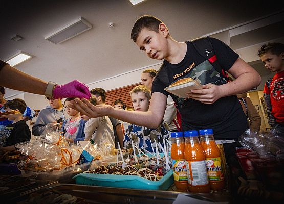 uczniowie na kiermaszu szkolnym