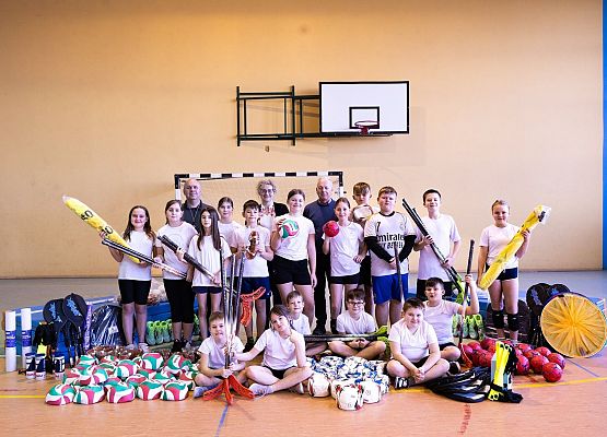 zdjęcie zbiorowe uczniów i nauczycieli