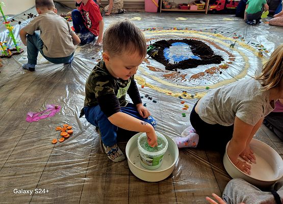 dzieci  budują wyspę dinozaurów