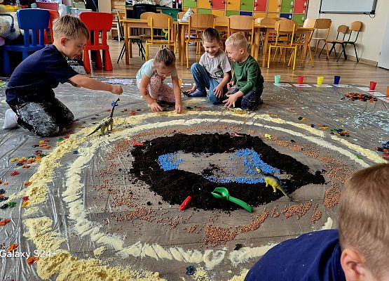 dzieci  budują wyspę dinozaurów