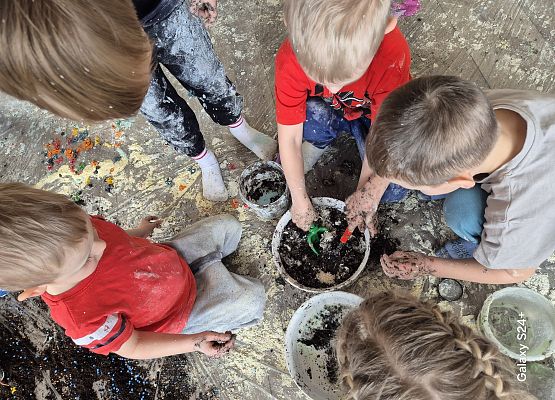 dzieci  bawią się piaskiem