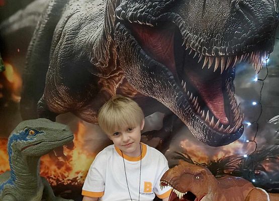 Chłopiec pozuje do zdjęcia