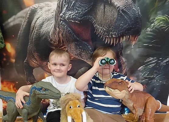 Chłopiec pozuje do zdjęcia