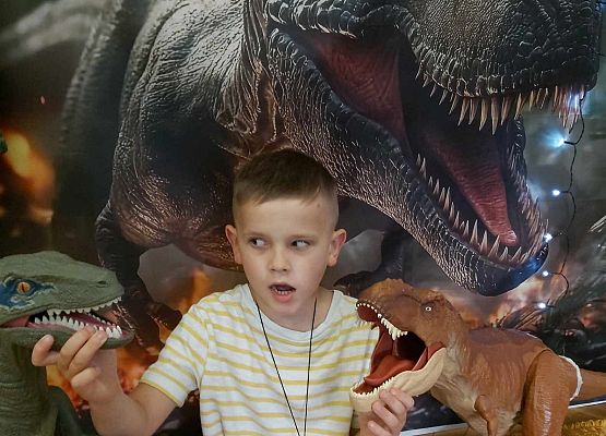 Chłopiec pozuje do zdjęcia