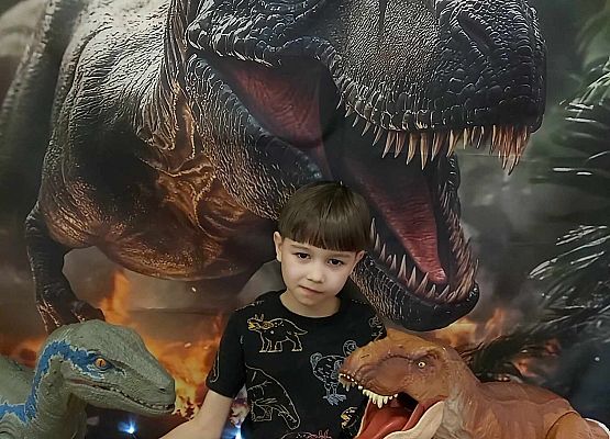 Chłopiec pozuje do zdjęcia