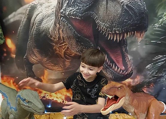 Chłopiec pozuje do zdjęcia