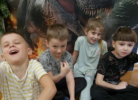 Dzieci pozują do zdjęcia