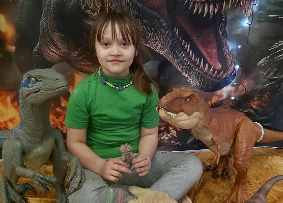 Dziewczynka pozuje do zdjęcia