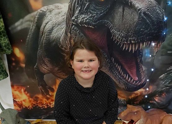 Dziewczynka pozuje do zdjęcia