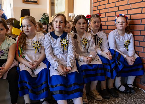 Uczniowie oglądają przedstawienie