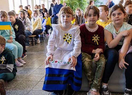 Uczniowie oglądają przedstawienie
