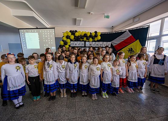 Występ dzieci w strojach kaszubskich