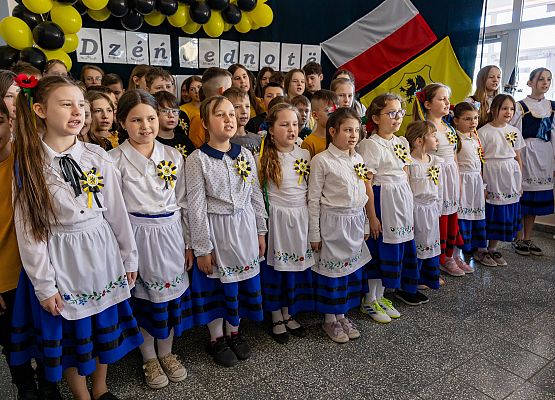 Występ dzieci w strojach kaszubskich