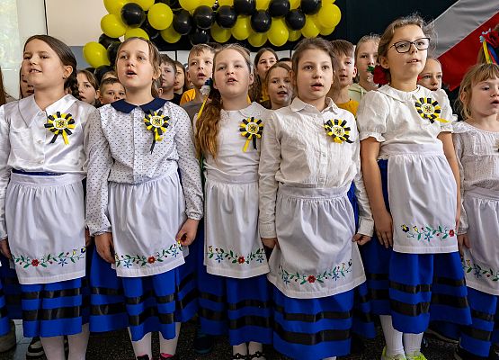Występ dzieci w strojach kaszubskich